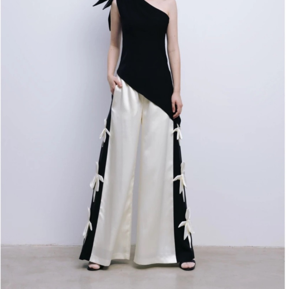 High waisted wide legged palazzo pant. Made in Moldova
Artisanal
Vegan - Picture 3 of 12